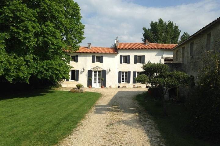 Gîte pour 4 personnes, avec piscine à La Clisse