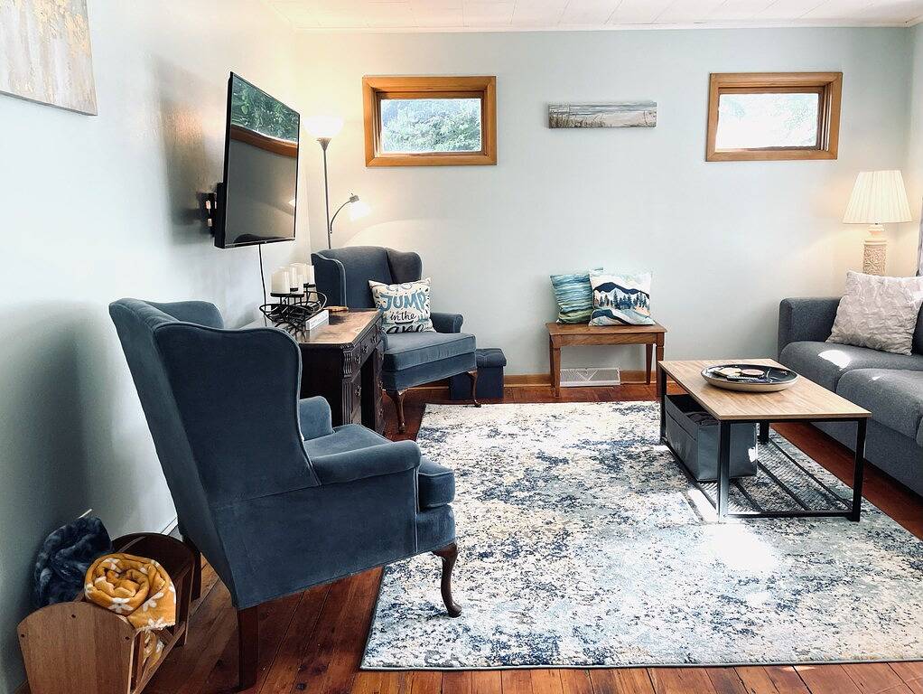 Ganze Wohnung, Relax at Redberry House—just blocks from downtown and Lake Mi beaches in Manistee, Manistee County