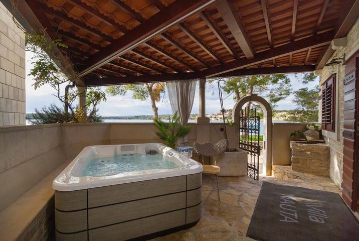 Ferienhaus für 7 Personen, mit Terrasse und Whirlpool