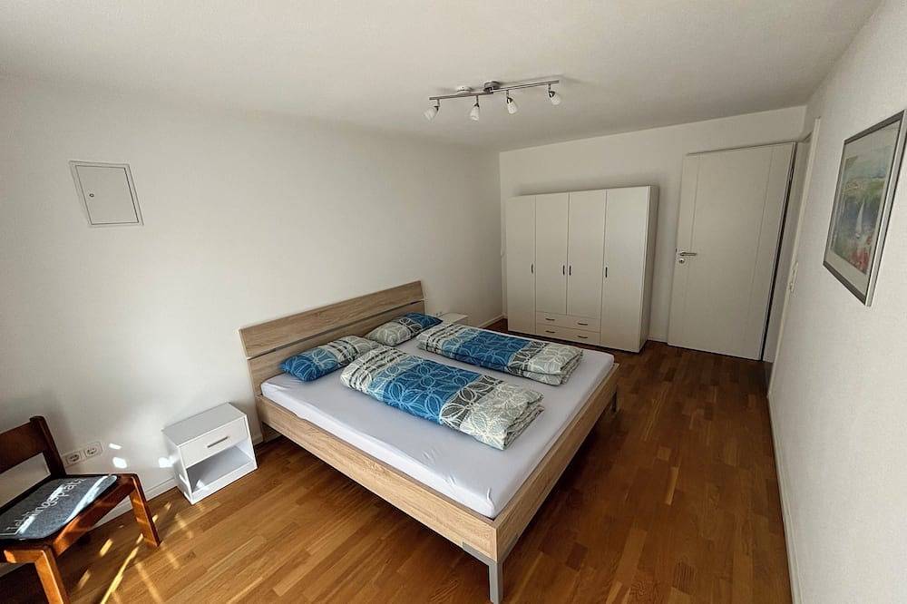 Ganze Wohnung, Stilvolle Ferienwohnung (110qm) mit Terrasse und schönem Garten in Wackersdorf, Ostbayern