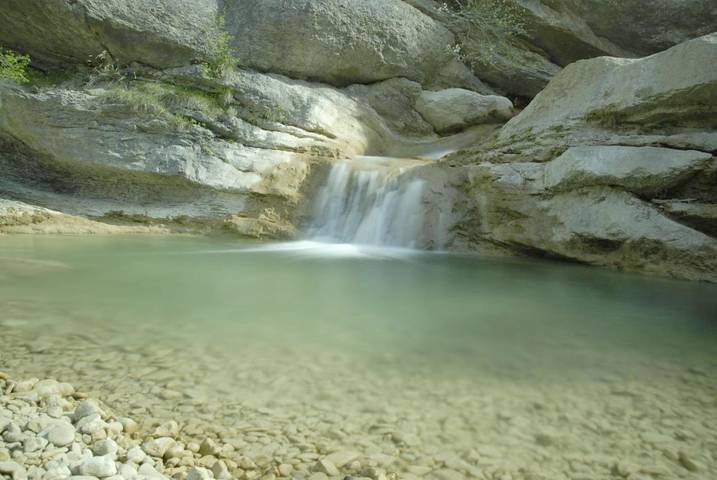 Chambre d’hôte pour 3 personnes, avec piscine et terrasse ainsi que jardin et vue dans Pradelle
