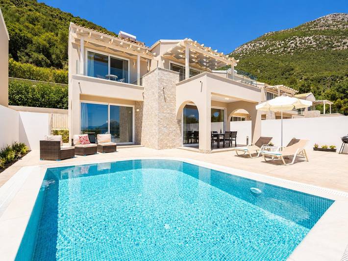 Villa pour 6 personnes, avec balcon et jardin dans Mparmpati