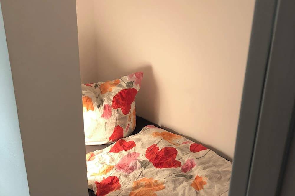 Ganze Wohnung, Studio Nr. 7, Souterrain (24qm) im grünen Spandau (13qm) in Berlin Wilhelmstadt, Berlin