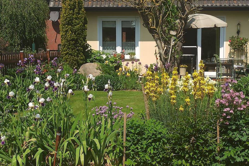 Holiday home in a beautiful garden, near the Baltic Sea and the state capital in Dobin am See, Ludwigslust-Parchim