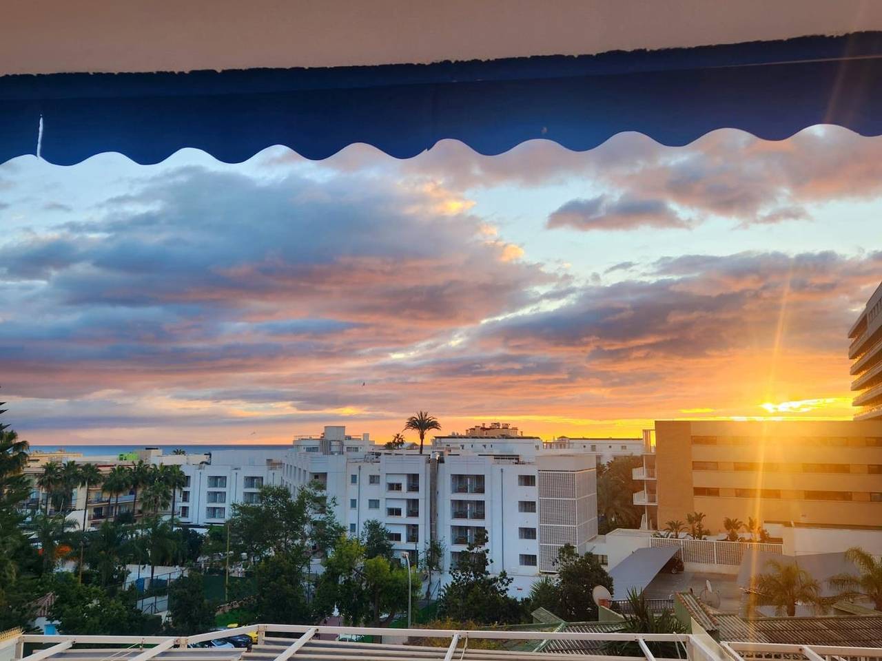Apartamento vacacional entero, Casa Mercedes. Donde la playa y la ciudad se encuentran. in Playa El Bajondillo, Torremolinos