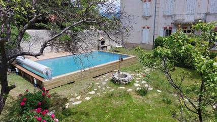 Gîte pour 4 personnes, avec jardin et piscine à Banon