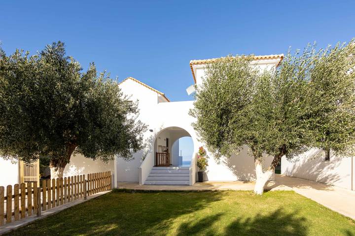 Gîte pour 2 personnes, avec piscine et jardin, adapté aux familles à Koróni - 4
