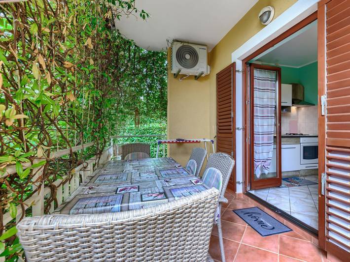 Ferienwohnung für 4 Personen, mit Balkon und Garten in Karigador