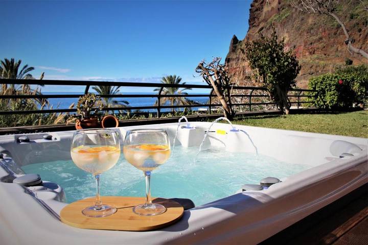 Bed and breakfast for 2 people, with Terrace and Hot tub as well as Garden and View in Madeira