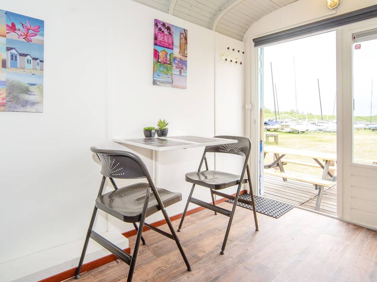 Gezellig klein wagentje van Almere Beach in Nederlandse kust