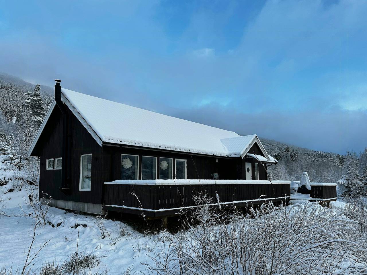 Eine Berghütte inmitten der norwegischen Natur im Nordfjord in Eid