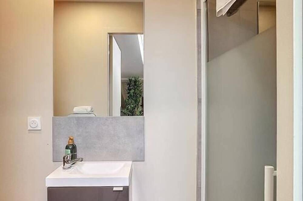 Entire apartment, Brand-new 2-person apartment N°4 in Riom, Riom region