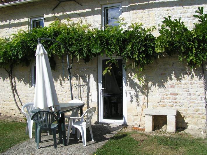 Location de vacances pour 5 personnes, avec terrasse et jardin à Dœuil-sur-le-Mignon - 2