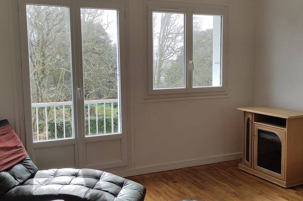 Appartement entier, Lorient, T2 meublé (balcon vue étang du Ter) bus vers les plages de Larmor 3 km in Lorient, Côte des Mégalithes
