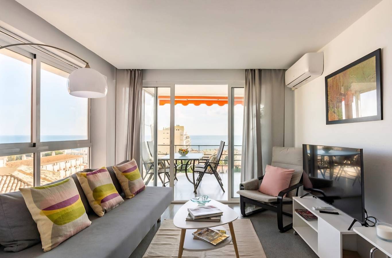 Apartamento entero, Apartamento 'Con Vistas Al Mar' con vistas al mar, Wi-Fi y aire acondicionado in Montemar Torremolinos, Torremolinos