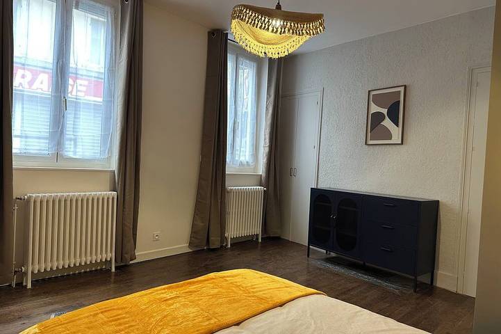 Apartamento entero, Private Apartment - T3+T4 - 190m² - 10 pers - Courtyard&Parking - Hypercentre Bourges in Bourges, Región de Bourges