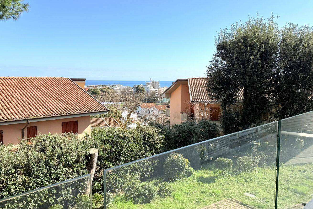 Appartamento intero, Villa Lyla - Marcelli, elegante villa con giardino vista mare in Marcelli, Riviera del Conero