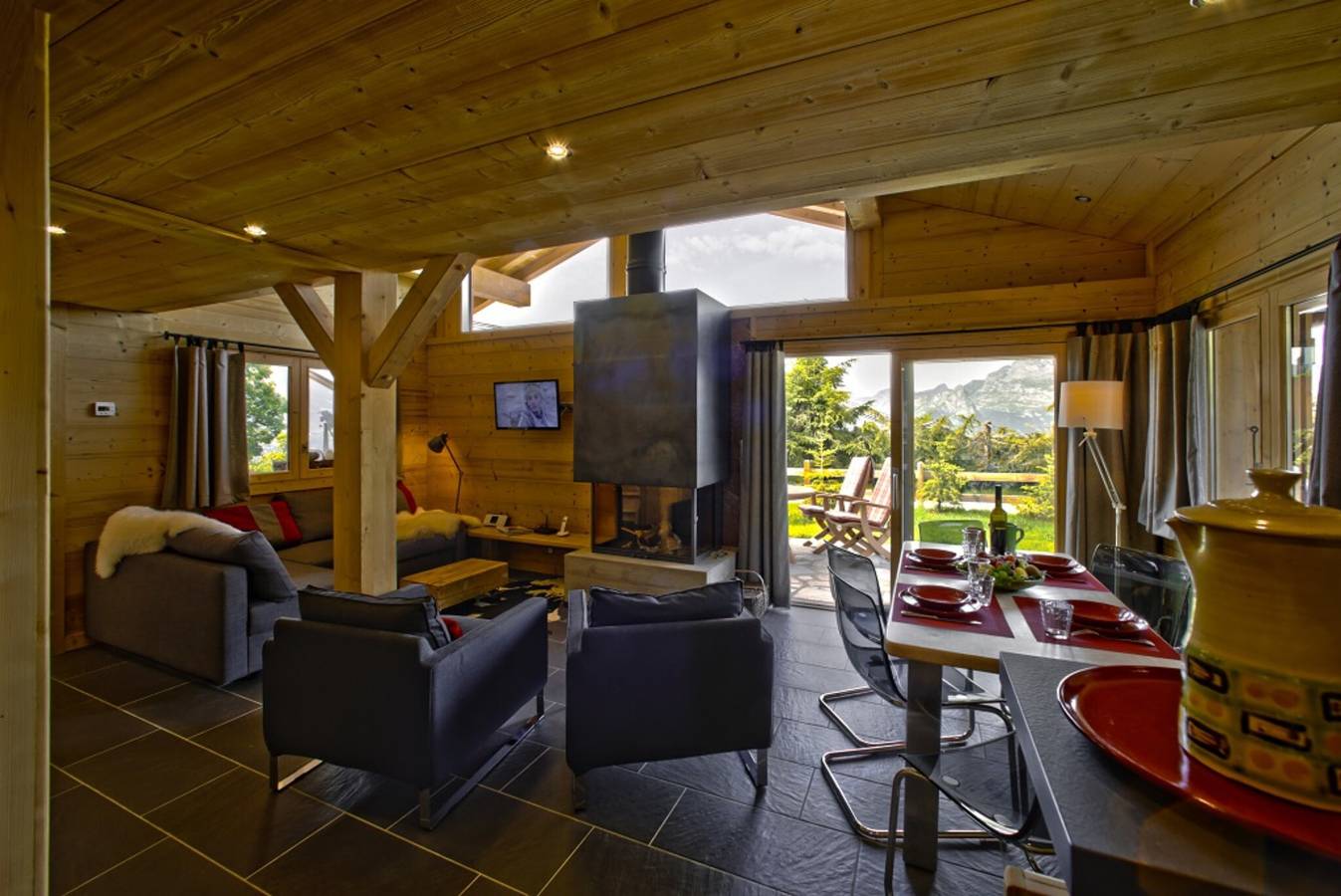 Chalet 'Pesse' con vista sulle montagne, jacuzzi privato e piscina condivisa (estate) in Manigod, Annecy e dintorni