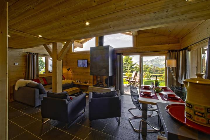 Chalet 'Pesse' avec vue sur la montagne, jacuzzi privé et piscine partagée (en été) in Manigod, Région d'Annecy