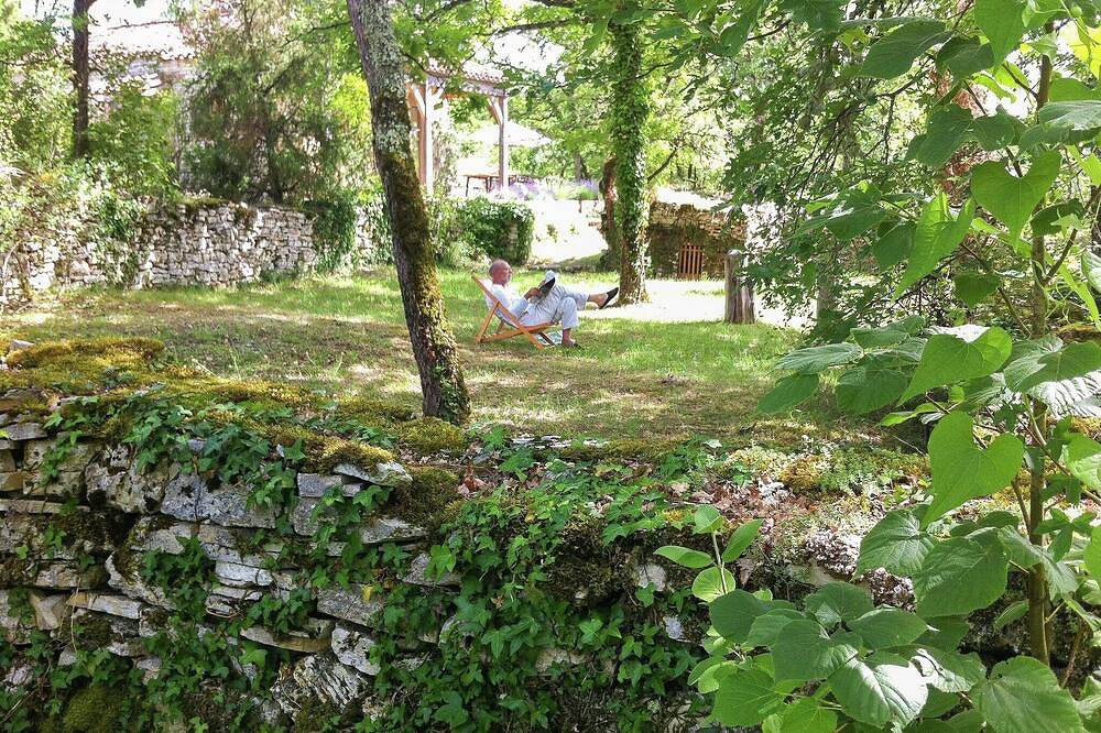 Casa en la cima de una colina con vista al valle in Bouzic, Périgord Noir