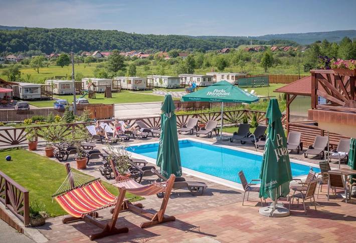 Camping para 4 personas, con jacuzzi y sauna además de jardín y piscina en Rumania