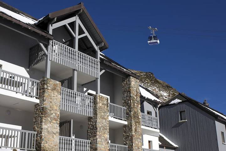 Location de vacances pour 7 personnes, avec jacuzzi ainsi que balcon et piscine à Bagnères-de-Bigorre
