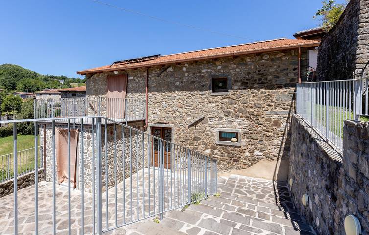 Rifugio a bordo piscina con WiFi e AC, vicino a piazza e lago in Piazza al Serchio, Garfagnana