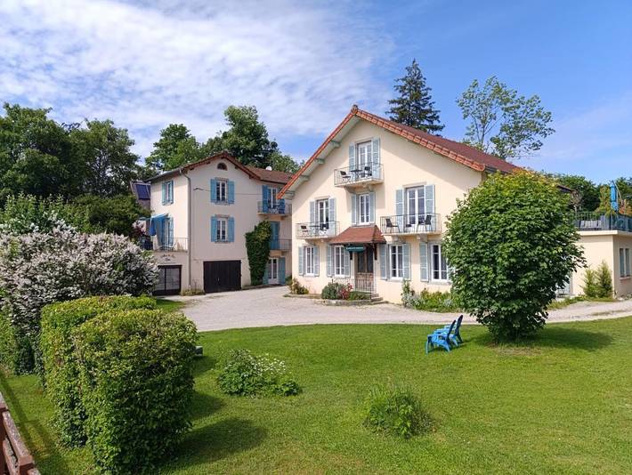 Vacation rental for 4 people, with Balcony and Terrace as well as Hot tub and Yard in Jura