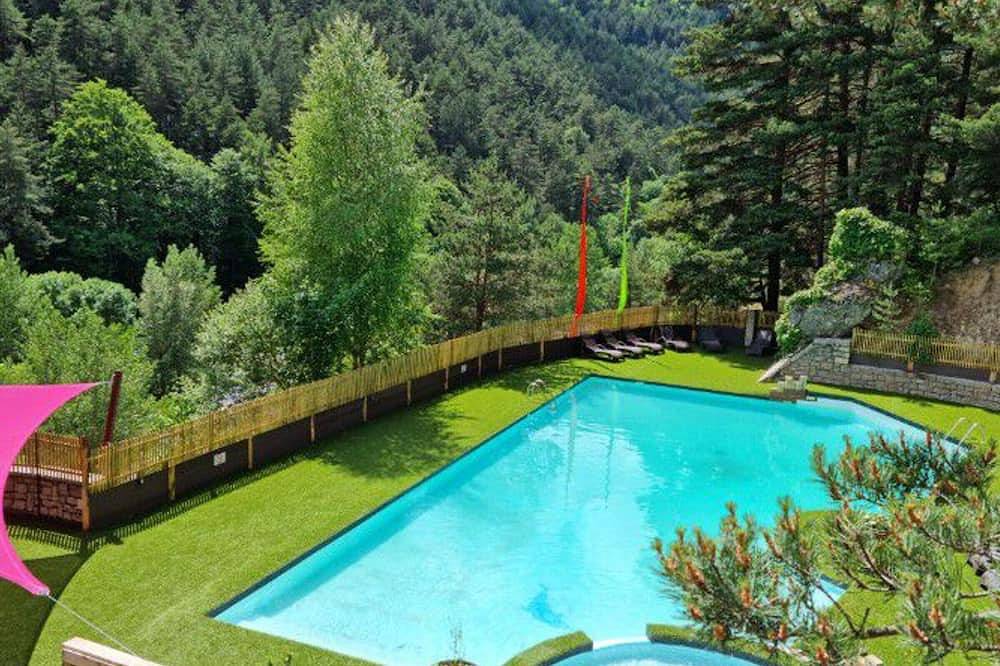 Mobile home with terrace for 4 people in Meyrueis in Meyrueis, Cévennes