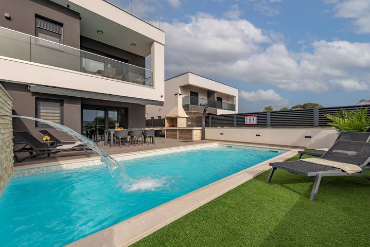 Villa pour 10 personnes, avec terrasse et jacuzzi à Turanj - 2