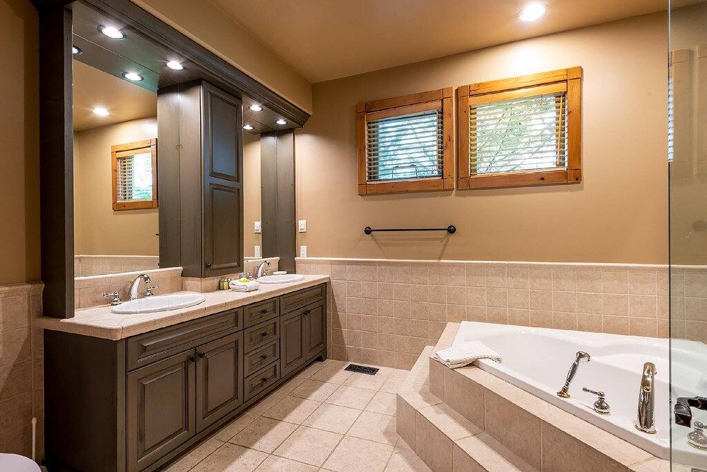 Marmot's Meadow Chalet: Tranquil 14th Fairway - Private Hot Tub in Whistler, Whistler Blackcomb