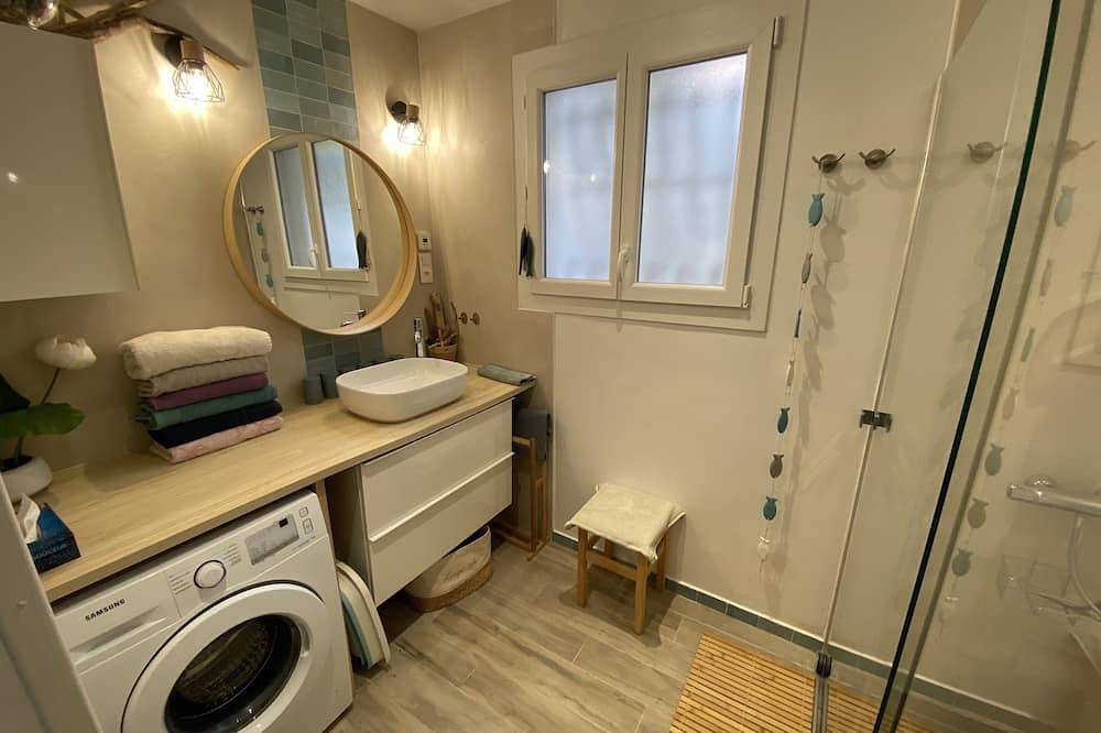 Huis met airconditioning en uitzicht op zee, op 30 meter van het strand, omheinde tuin, ideaal voor gezinnen. in Boulouris, Saint-Raphaël