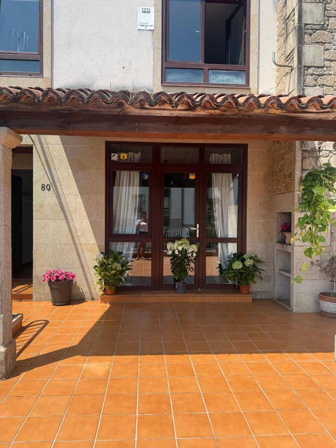 Location de vacances pour 10 personnes, avec vue et piscine ainsi que bassin pour enfant et jardin, animaux acceptés à Brión - 4