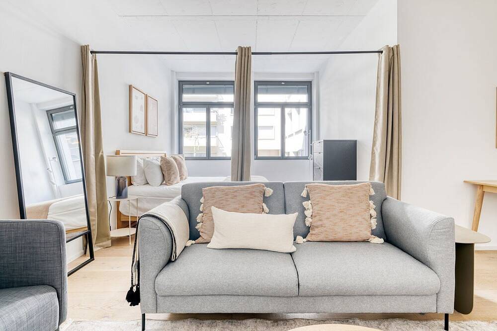 Entire apartment, Tasteful Altstetten 4 Room, 2 mins walk to market, by Blueground in Zurich, Zurich district