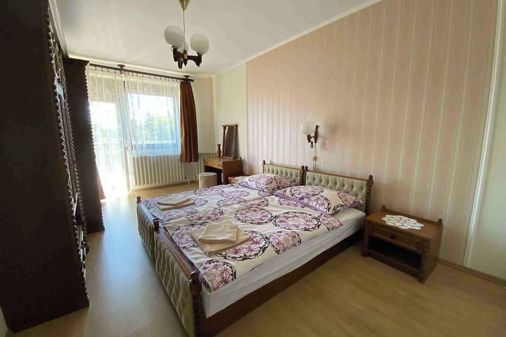 Ganze Wohnung, Ferienwohnung mit Sandkasten, Kinderspielplatz und Plantschbecken in Gyenesdias, Balaton Hochland Nationalpark