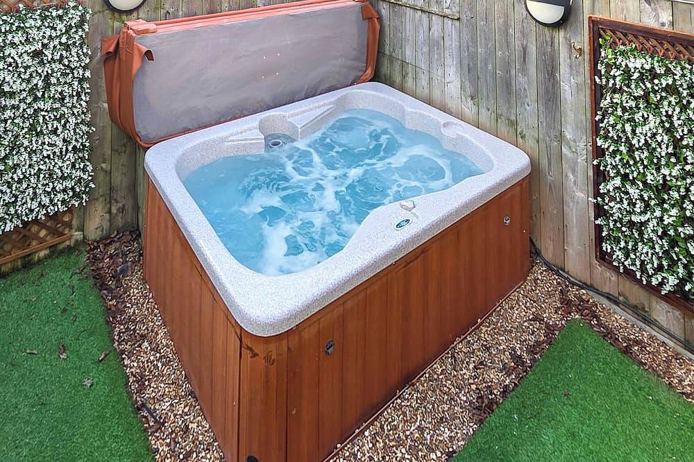 2 bedroom accommodation in Baswick, near Driffield in Brandesburton, East Riding of Yorkshire
