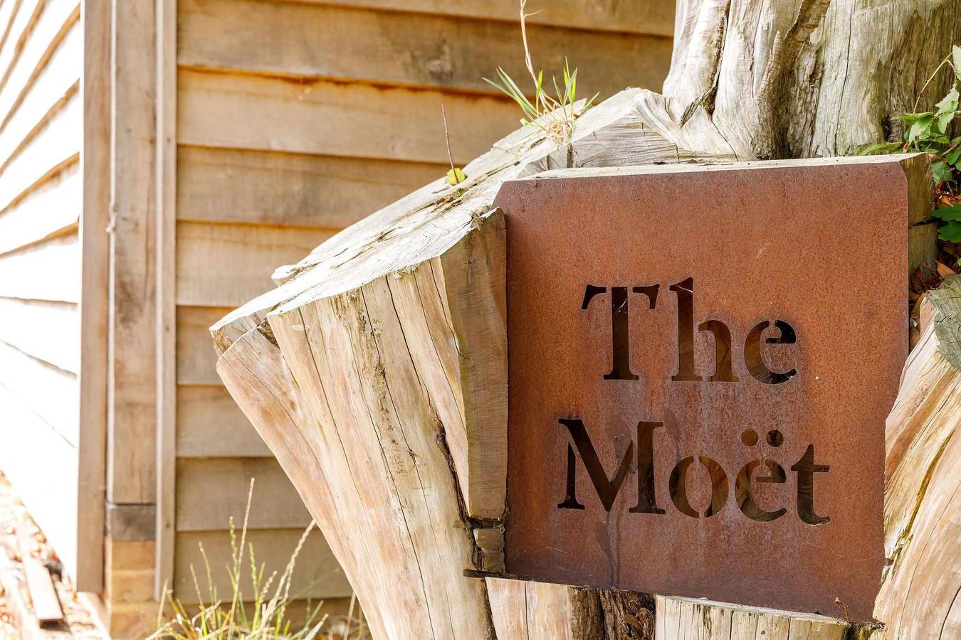 Romantic Countryside Lodge with Hot Tub in Sussex Occidental
