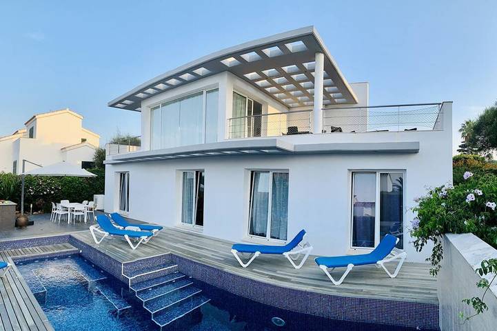 Villa für 6 Personen, mit Balkon/Terrasse und Whirlpool sowie Terrasse und Garten auf Menorca