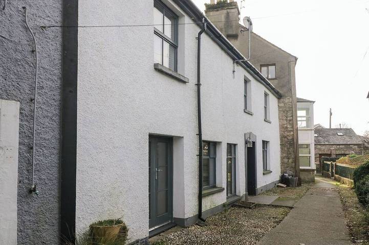 Cottage for 10 people, with garden and hot tub, with pets in Cartmel