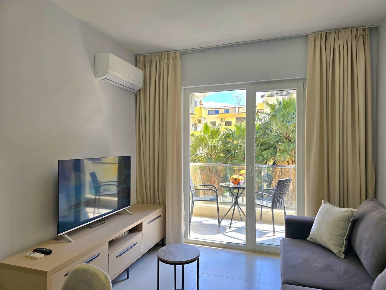 Ganze Wohnung, Ferienwohnung für 4 Personen mit Balkon in Golem, Albanien
