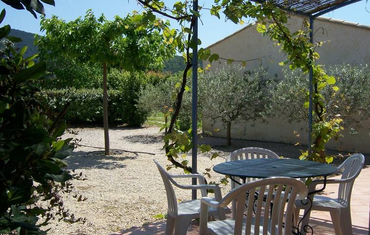 Gîte pour 3 personnes, avec piscine ainsi que jardin et terrasse à Malaucène - 3