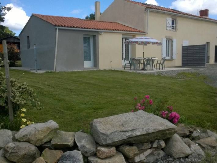 Casa renovada en el campo con terraza, Wifi incluido in Les Clouzeaux, Región de La Roche-sur-Yon