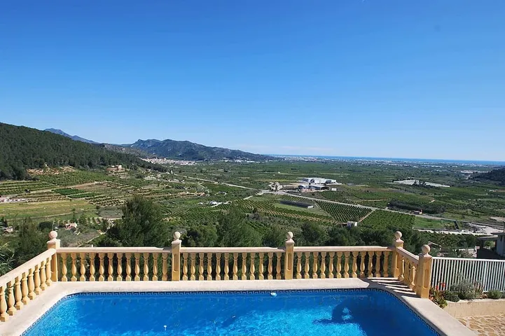 Villa pour 6 personnes, avec balcon ainsi que jardin et piscine - 1