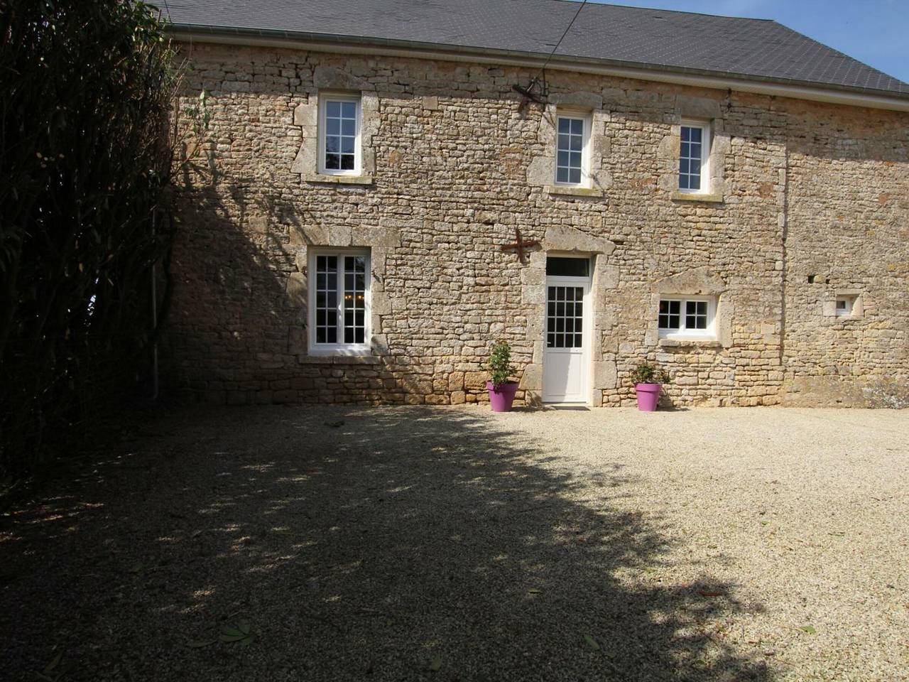 Charming Stone House for 8 with Garden, Near Utah Beach, Pet-Friendly in Orglandes, Côte de la Déroute