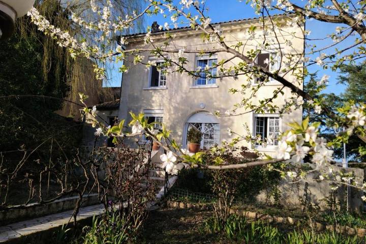 Location de vacances pour 8 personnes, avec Terrasse ainsi que Jardin et Vue à Vignonet