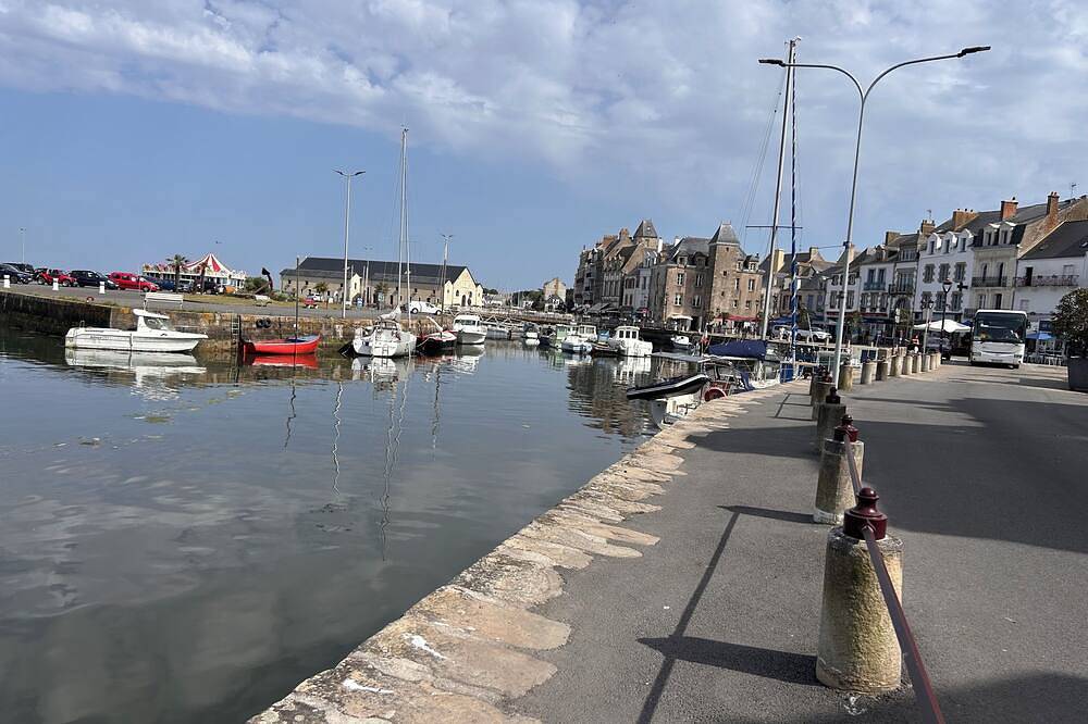 Small detached house by the sea with a beautiful terrace and parking. in Le Croisic, Côte d'Amour