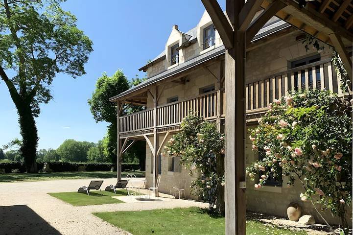 Location de vacances pour 2 personnes, avec terrasse ainsi que piscine et jardin à Cravant-les-Côteaux