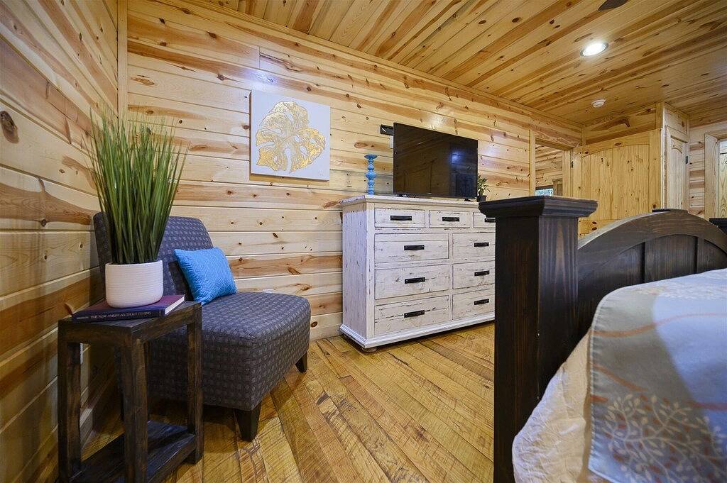 Shear Pleasure-Luxus-Kabine für Paare, 4 Personen, Whirlpool, Kamine, Wifi, Direkt-Tv in Broken Bow, Broken Bow Lake
