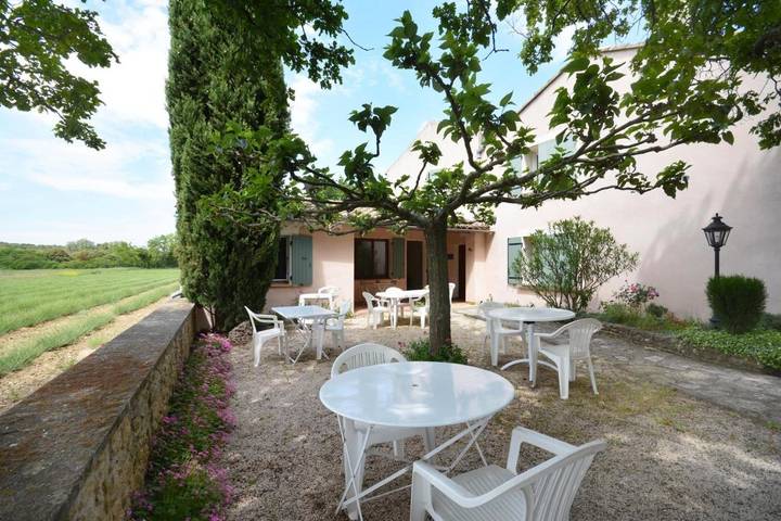 Location de vacances pour 2 personnes, avec jardin ainsi que terrasse et vue à Grillon - 3