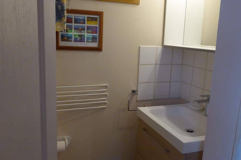 \"Cabanon\" - sleeps 2 self catering studio gite 10mins from Avignon! in Rognonas, Arles region